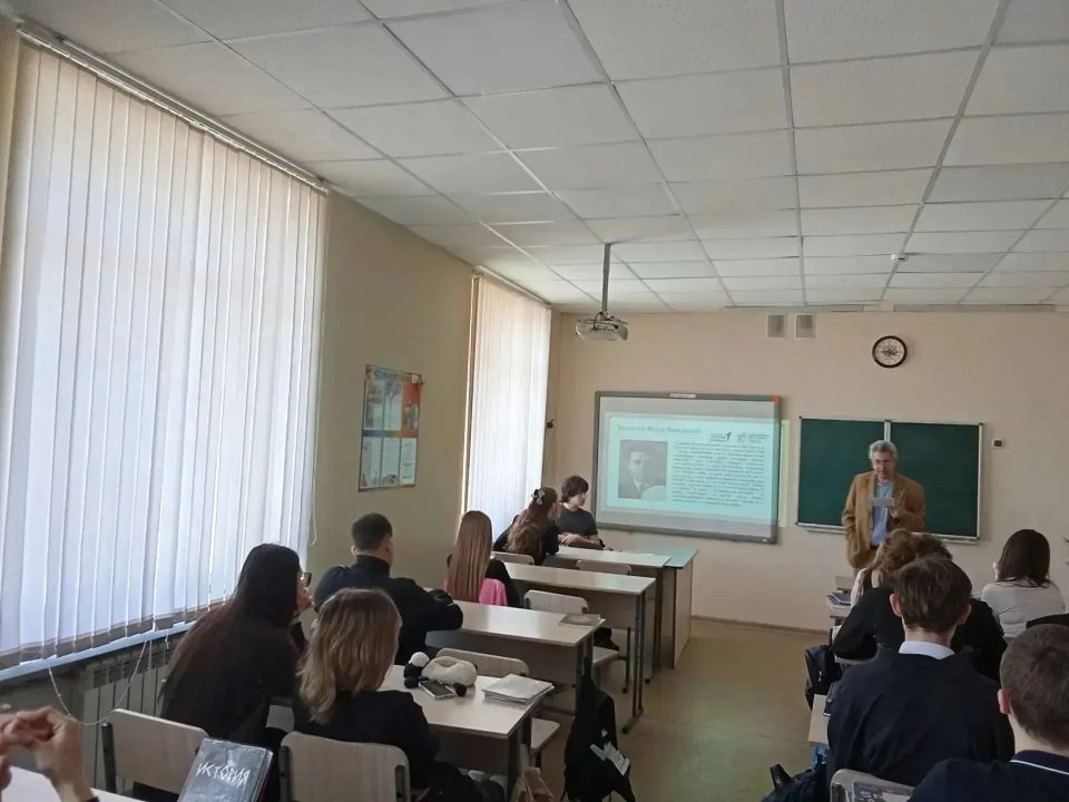 Депутат Мангушского муниципального совета Анатолий Мацука провел для старшеклассников важную патриотическую акцию «Наши семейные книги памяти — 2026» Депутат Мангушского муниципального совета Анатолий Мацука провел для старшеклассников важную патриотическую акцию «Наши семейные книги памяти — 2026»