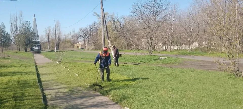 МБУ "Благоустройство" выполняет работы по покосу травы, а также по благоустройству остановочных павильонов и покраске скамеек на территории городского округа Торез МБУ "Благоустройство" выполняет работы по покосу травы, а также по благоустройству остановочных павильонов и покраске скамеек на территории городского округа Торез