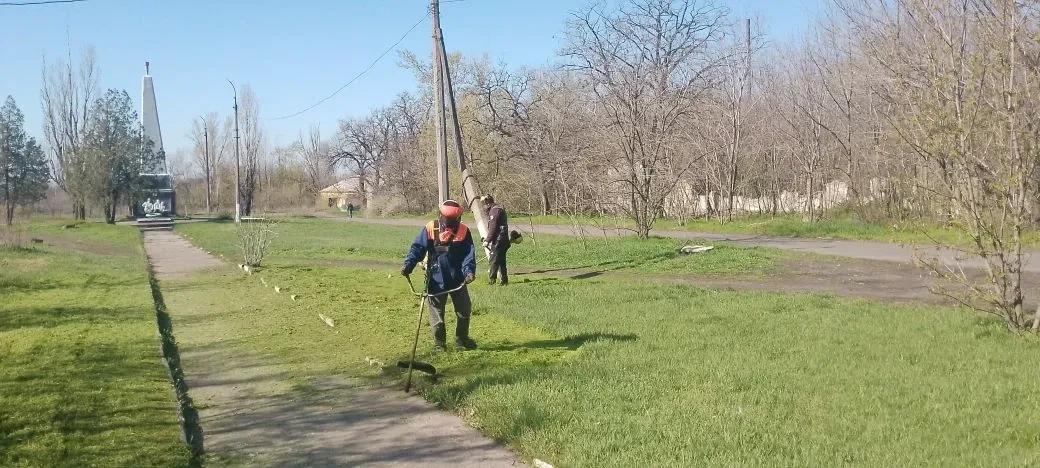 МБУ "Благоустройство" выполняет работы по покосу травы, а также по благоустройству остановочных павильонов и покраске скамеек на территории городского округа Торез МБУ "Благоустройство" выполняет работы по покосу травы, а также по благоустройству остановочных павильонов и покраске скамеек на территории городского округа Торез