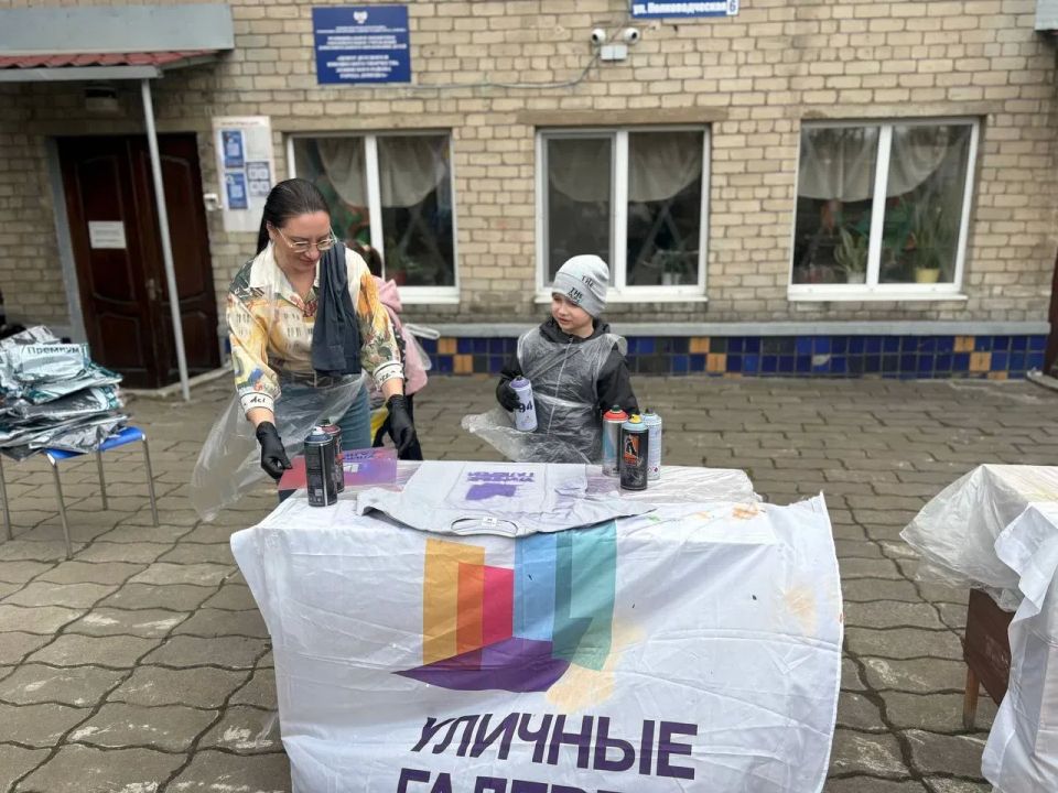 На базе МБОУ ДОД "ЦДЮТ Ленинского района г. Донецка" в рамках реализации партийного проекта «Женское движение» партии «Единая Россия» был проведен мастер-класс по аэрозольному декорированию футболок На базе МБОУ ДОД "ЦДЮТ Ленинского района г. Донецка" в рамках реализации партийного проекта «Женское движение» партии «Единая Россия» был проведен мастер-класс по аэрозольному декорированию футболок