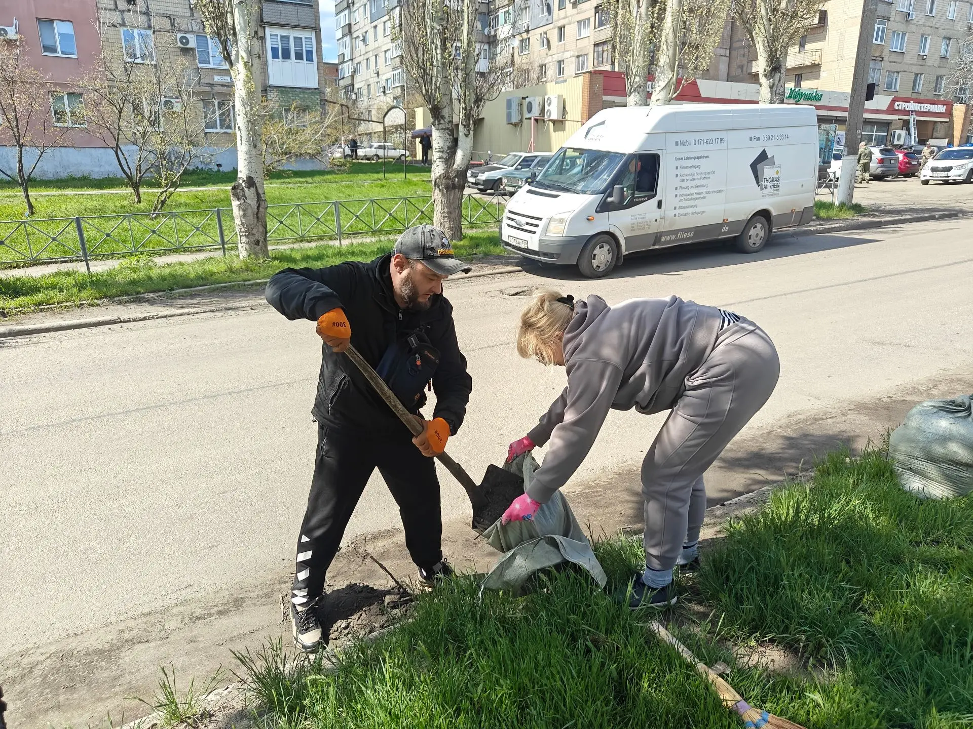 В Снежном прошел общегородской субботник В Снежном прошел общегородской субботник