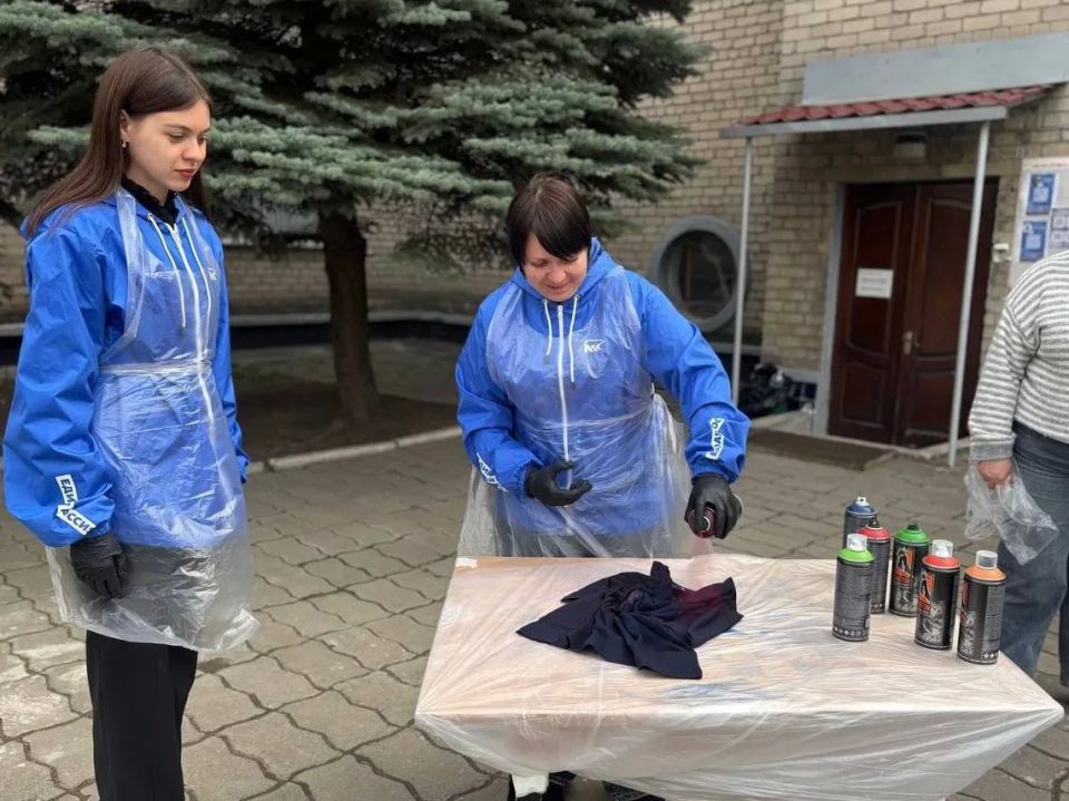 На базе МБОУ ДОД "ЦДЮТ Ленинского района г. Донецка" в рамках реализации партийного проекта «Женское движение» партии «Единая Россия» был проведен мастер-класс по аэрозольному декорированию футболок На базе МБОУ ДОД "ЦДЮТ Ленинского района г. Донецка" в рамках реализации партийного проекта «Женское движение» партии «Единая Россия» был проведен мастер-класс по аэрозольному декорированию футболок