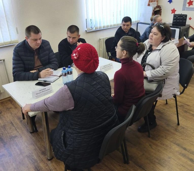 Первый заместитель Главы Администрации Тельмановского округа провел встречу с жителями села Каменка в целях рассмотрения актуальных вопросов, представляющих интерес для населения