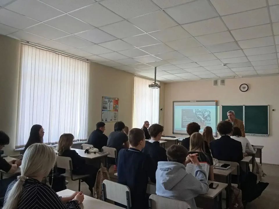 Депутат Мангушского муниципального совета Анатолий Мацука провел для старшеклассников важную патриотическую акцию «Наши семейные книги памяти — 2026» Депутат Мангушского муниципального совета Анатолий Мацука провел для старшеклассников важную патриотическую акцию «Наши семейные книги памяти — 2026»