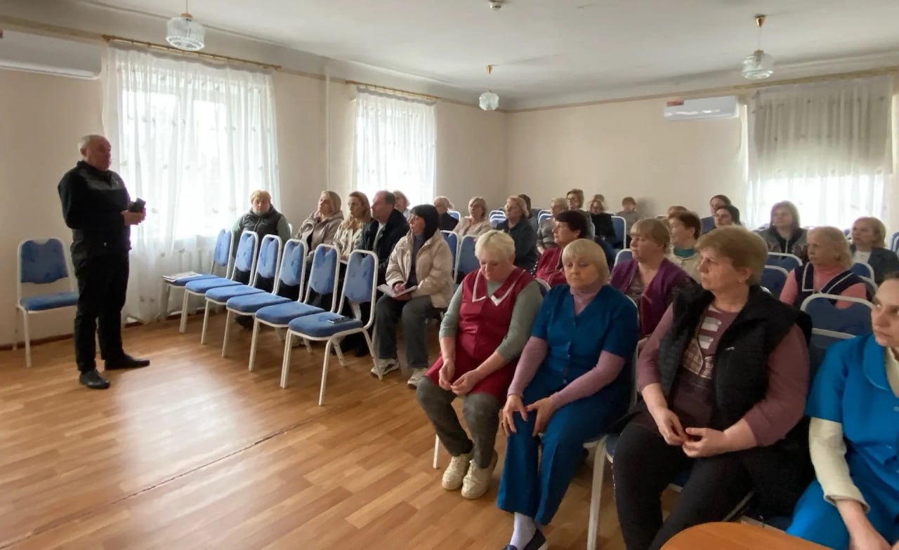 Евгений Поплавский: Провел встречу с трудовым коллективом ГКОУ «Зугрэсская СШИ №31»