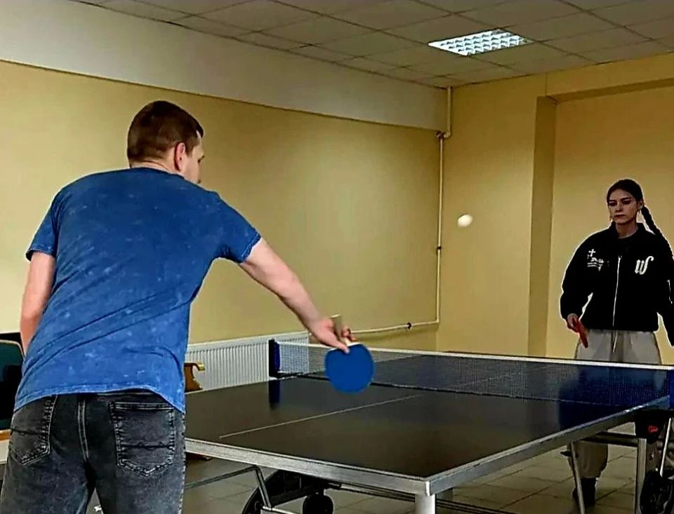 Дружинники Шахтерска улучшили навыки игры в настольный теннис Дружинники Шахтерска улучшили навыки игры в настольный теннис