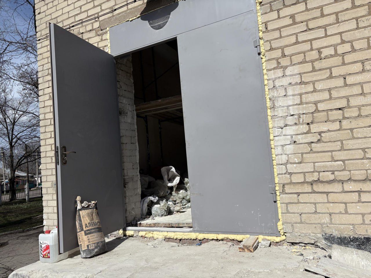 Александр Шатов: Сахалинская область ремонтирует спортивную инфраструктуру в шахтерской школе № 2 Александр Шатов: Сахалинская область ремонтирует спортивную инфраструктуру в шахтерской школе № 2