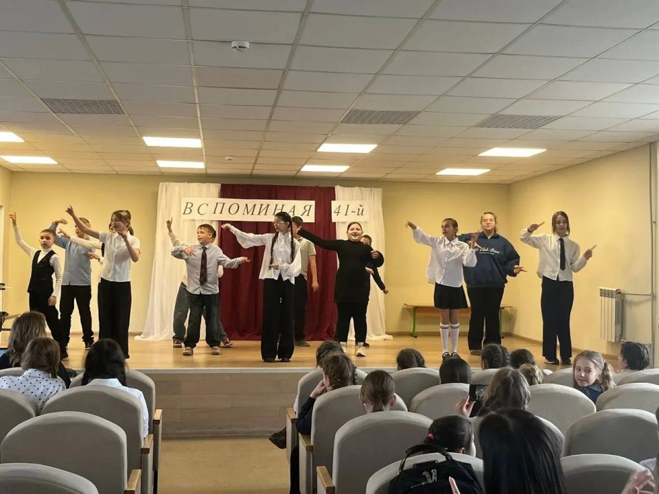 В рамках проекта "Дети - детям" сегодня в нашей школе была показана театральная постановка "Вспоминая 41-й", посвященная памяти о геноциде советского народа нацистами и их пособниками в годы Великой Отечественной войны В рамках проекта "Дети - детям" сегодня в нашей школе была показана театральная постановка "Вспоминая 41-й", посвященная памяти о геноциде советского народа нацистами и их пособниками в годы Великой Отечественной войны