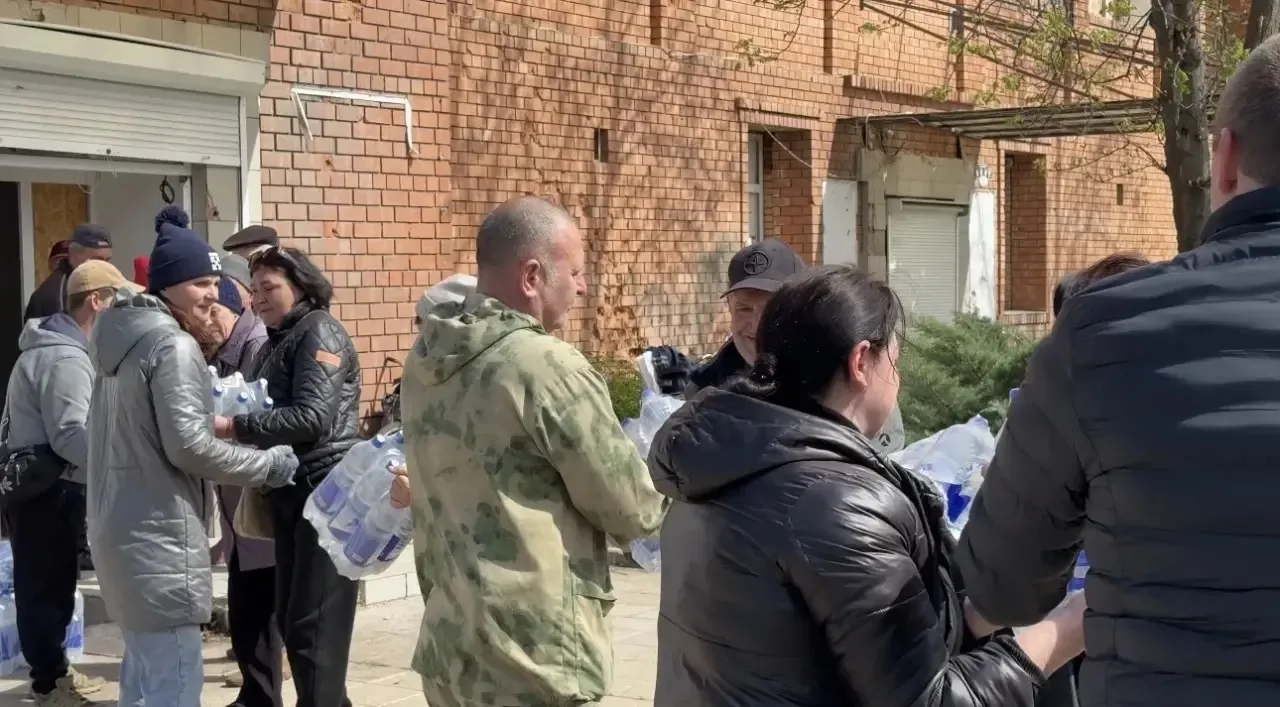 Наталья Великодная: Сегодня гуманитарную помощь — питьевую воду — получили жители Кураховского муниципального округа