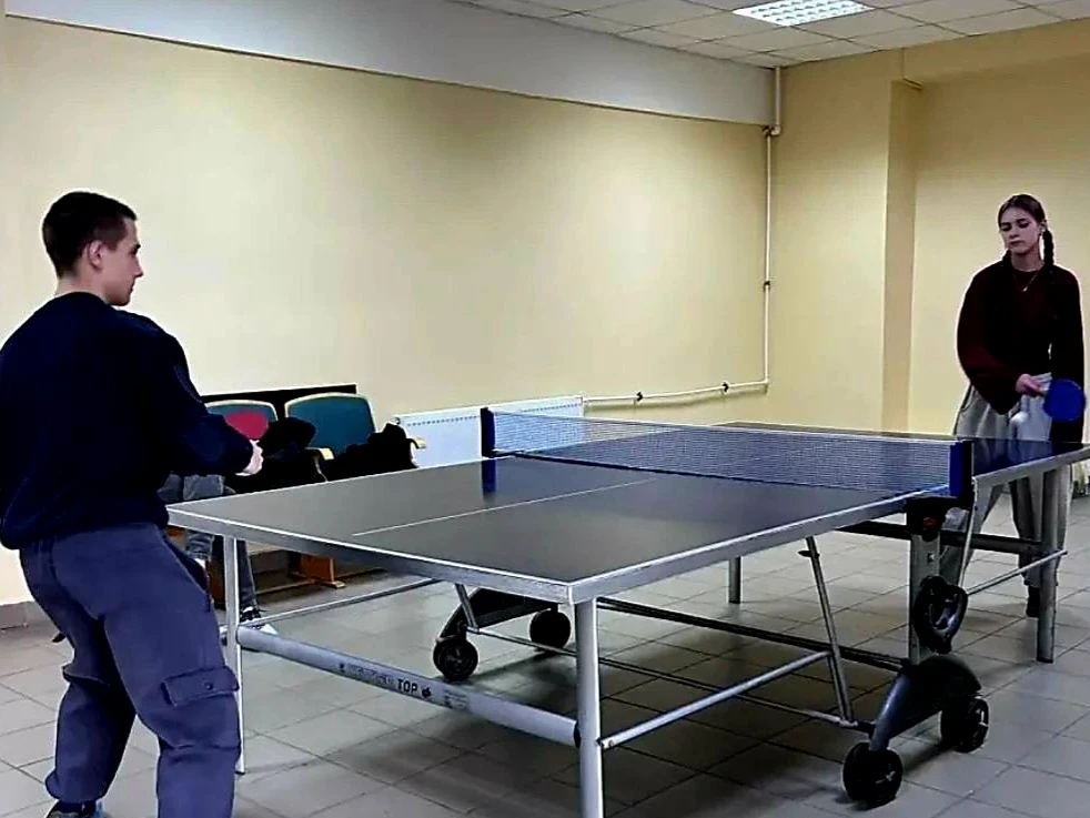 Дружинники Шахтерска улучшили навыки игры в настольный теннис Дружинники Шахтерска улучшили навыки игры в настольный теннис
