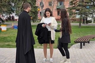 «Подойти к священнику можно просто на улице»: В Горловке запущен новый проект «Миссионерская палатка» «Подойти к священнику можно просто на улице»: В Горловке запущен новый проект «Миссионерская палатка»