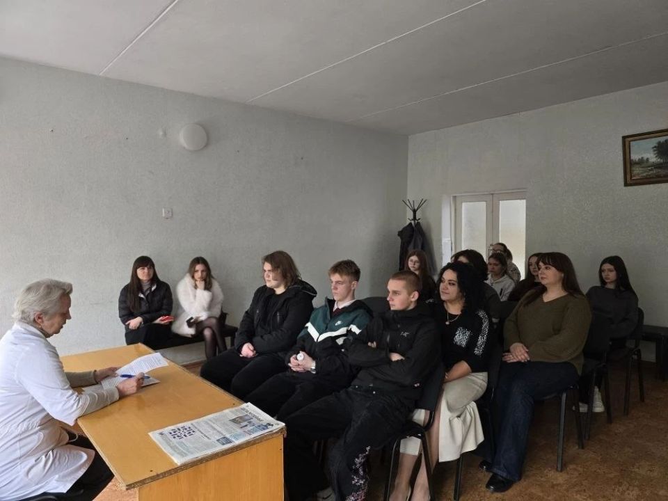 Старшеклассники Докучаевска в диалоге с врачами Старшеклассники Докучаевска в диалоге с врачами