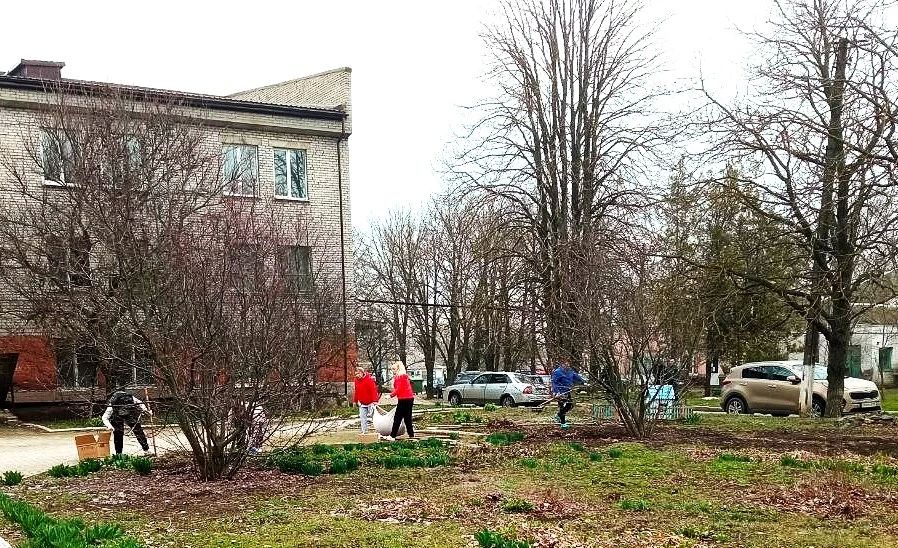 Чистота- залог здоровья.. Вооружившись мётлами, граблями и кистями, сотрудники Мангушской ЦРБ наводили порядок. Ктото сгребал листву, ктото подметал дорожки, а ктото красил бордюры. Совместными усилиями собрали десятки... Чистота- залог здоровья.. Вооружившись мётлами, граблями и кистями, сотрудники Мангушской ЦРБ наводили порядок. Ктото сгребал листву, ктото подметал дорожки, а ктото красил бордюры. Совместными усилиями собрали десятки...