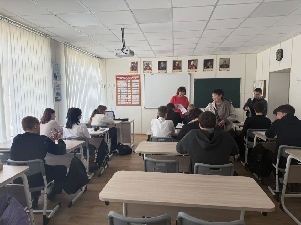 В рамках профориентационной работы в гимназии с учащимися 9-х классов провели встречу представители ГБПУ Мариупольский промышленно-технологический техникум В рамках профориентационной работы в гимназии с учащимися 9-х классов провели встречу представители ГБПУ Мариупольский промышленно-технологический техникум