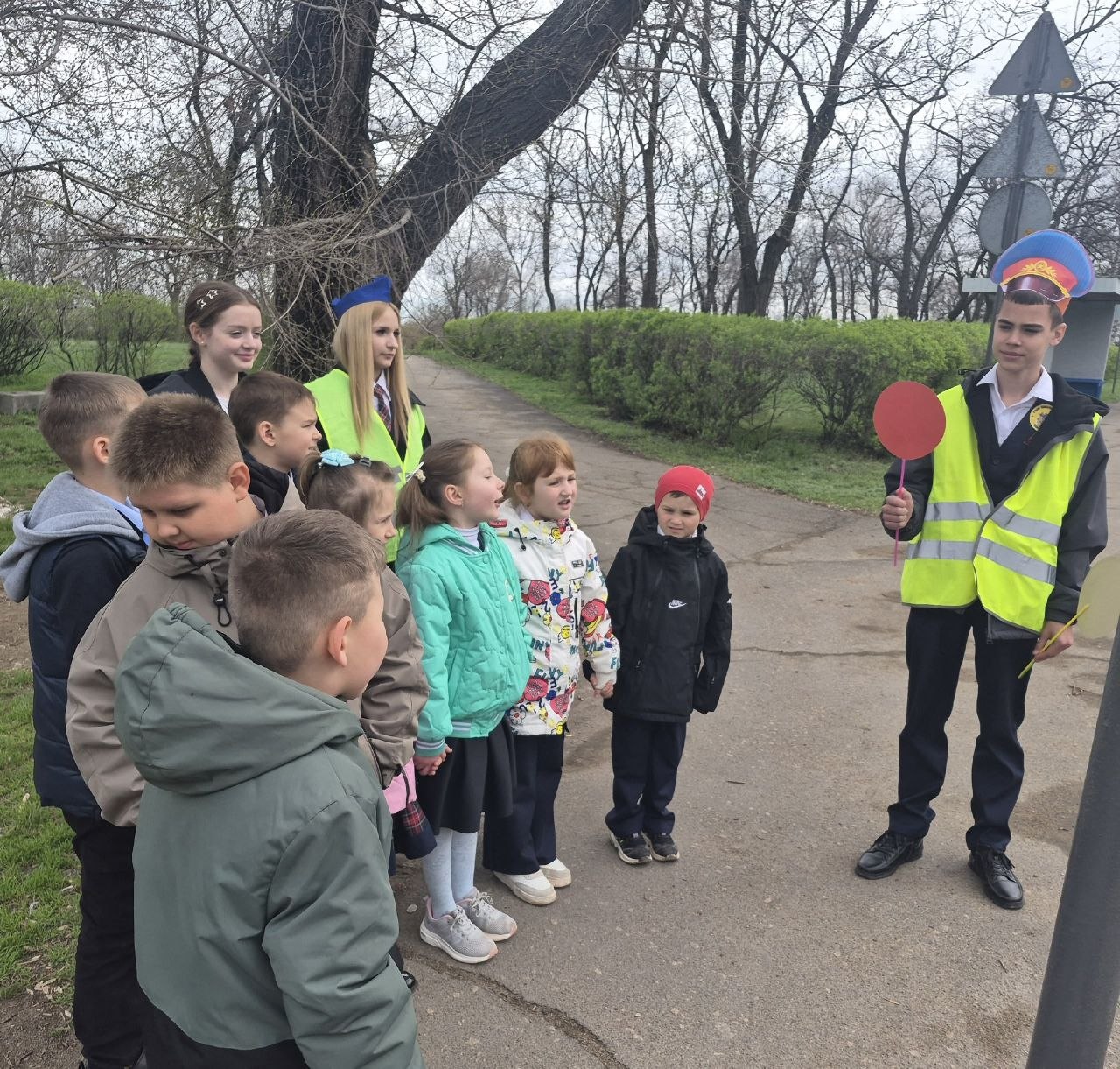В рамках партийного проекта «Безопасные дороги», инициированного Единой Россией в школах города Моспино прошли информационные уроки на тему "Предупреждён - значит вооружен!" В рамках партийного проекта «Безопасные дороги», инициированного Единой Россией в школах города Моспино прошли информационные уроки на тему "Предупреждён - значит вооружен!"