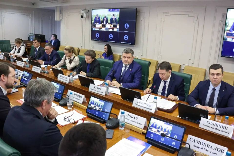 «…важно не заместить что-то, а быть лидерами где-то, и не просто где-то, на какой-то периферии развития, а по ключевым направлениям…», — Владимир Путин «…важно не заместить что-то, а быть лидерами где-то, и не просто где-то, на какой-то периферии развития, а по ключевым направлениям…», — Владимир Путин