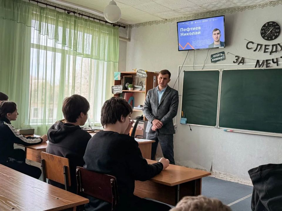 Будущее начинается сейчас. В рамках проекта «ГосСтарт.Диалог» на базе ГБОУ «Придорожненская школа Старобешевского м.о.» состоялась встреча с начальником Марьяновского территориального отдела Администрации Старобешевского... Будущее начинается сейчас. В рамках проекта «ГосСтарт.Диалог» на базе ГБОУ «Придорожненская школа Старобешевского м.о.» состоялась встреча с начальником Марьяновского территориального отдела Администрации Старобешевского...