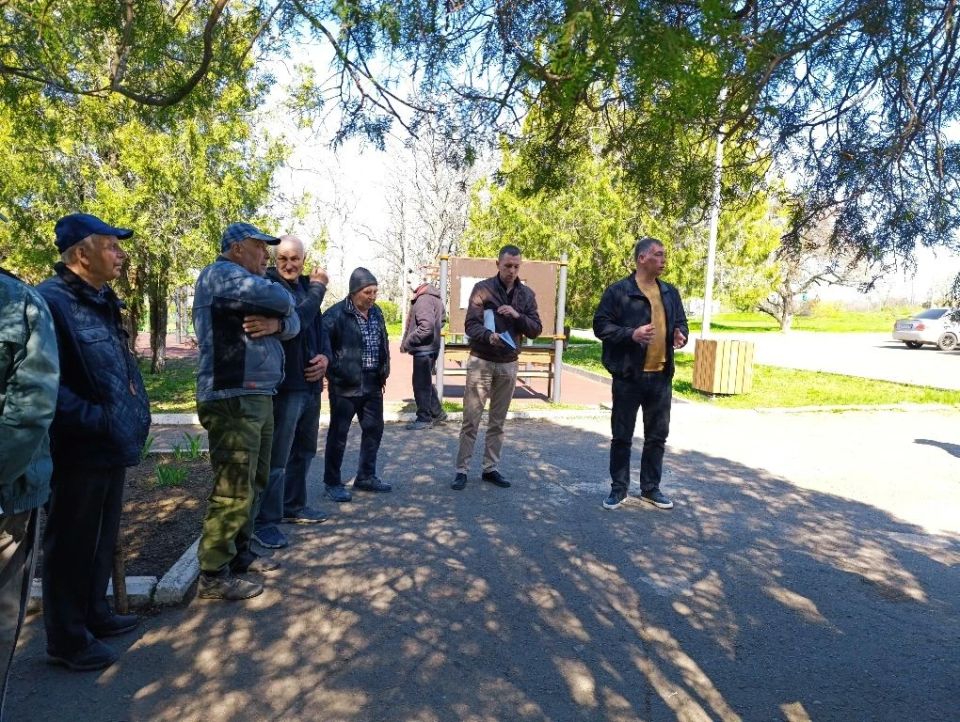 В рамках исполнения поручения Главы ДНР Дениса Пушилина, направленного на поддержание открытого диалога с населением, заместитель главы Волновахского муниципального округа Олег Сидоренко провёл встречу с жителями села Анадоль В рамках исполнения поручения Главы ДНР Дениса Пушилина, направленного на поддержание открытого диалога с населением, заместитель главы Волновахского муниципального округа Олег Сидоренко провёл встречу с жителями села Анадоль
