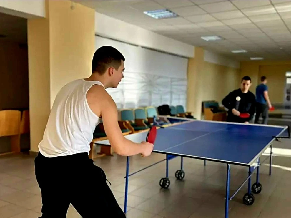 Дружинники Шахтерска улучшили навыки игры в настольный теннис Дружинники Шахтерска улучшили навыки игры в настольный теннис