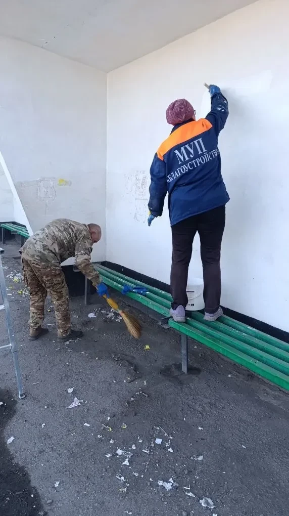 МБУ "Благоустройство" выполняет работы по покосу травы, а также по благоустройству остановочных павильонов и покраске скамеек на территории городского округа Торез МБУ "Благоустройство" выполняет работы по покосу травы, а также по благоустройству остановочных павильонов и покраске скамеек на территории городского округа Торез