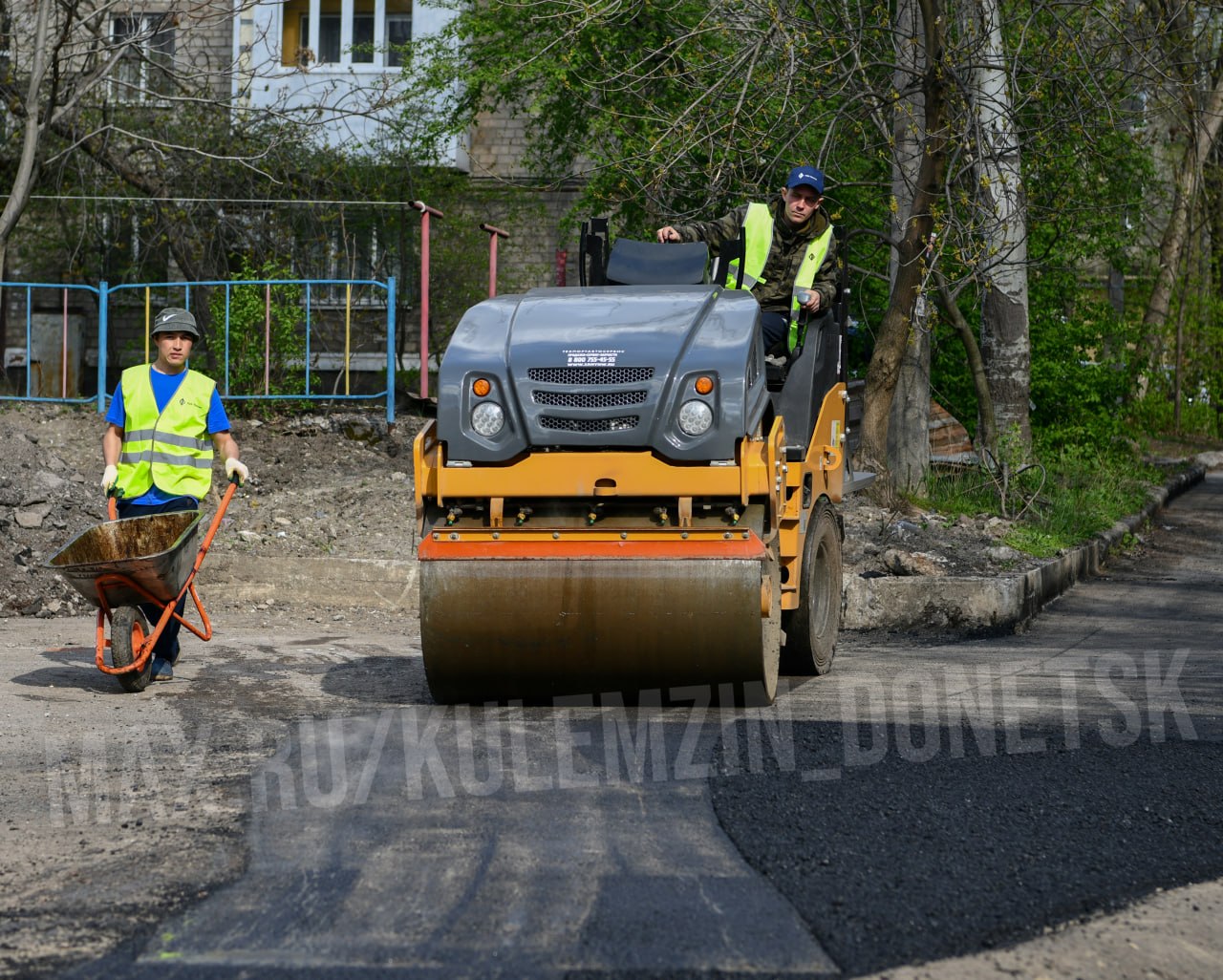 Алексей Кулемзин: В Донецке продолжается обновление внутриквартальных дорог Алексей Кулемзин: В Донецке продолжается обновление внутриквартальных дорог