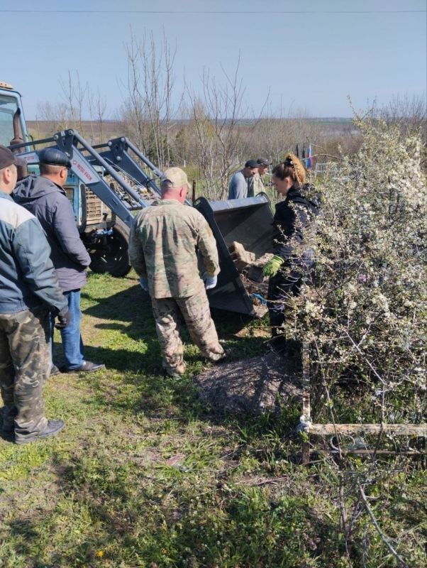 Депутат Докучаевского городского совета, представляющий фракцию Единая Россия, Александр Крепкий, принял участие в субботнике по благоустройству территории кладбища села Любовка Депутат Докучаевского городского совета, представляющий фракцию Единая Россия, Александр Крепкий, принял участие в субботнике по благоустройству территории кладбища села Любовка