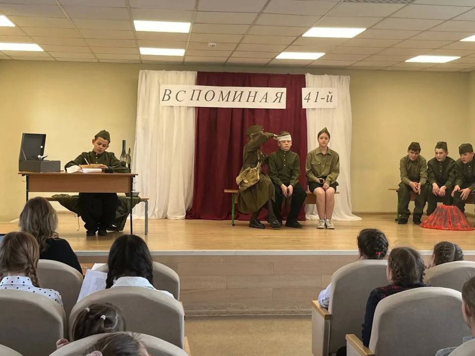 В рамках проекта "Дети - детям" сегодня в нашей школе была показана театральная постановка "Вспоминая 41-й", посвященная памяти о геноциде советского народа нацистами и их пособниками в годы Великой Отечественной войны В рамках проекта "Дети - детям" сегодня в нашей школе была показана театральная постановка "Вспоминая 41-й", посвященная памяти о геноциде советского народа нацистами и их пособниками в годы Великой Отечественной войны