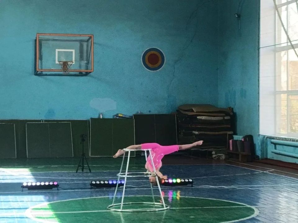 «ЦИРК БЕЗ ГРАНИЦ». В период с 14 по 16 апреля 2026 года при использовании передвижного многофункционального культурного центра «Автоклуб» МБУ «ДК им. В. Маяковского г.о. Торез» прошёл цикл выездных мероприятий «Цирк без... «ЦИРК БЕЗ ГРАНИЦ». В период с 14 по 16 апреля 2026 года при использовании передвижного многофункционального культурного центра «Автоклуб» МБУ «ДК им. В. Маяковского г.о. Торез» прошёл цикл выездных мероприятий «Цирк без...
