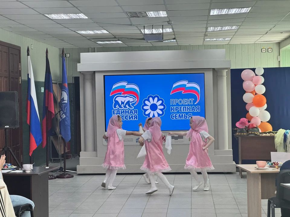 Связь поколений - праздник «Бабушки и внуки» Связь поколений - праздник «Бабушки и внуки»