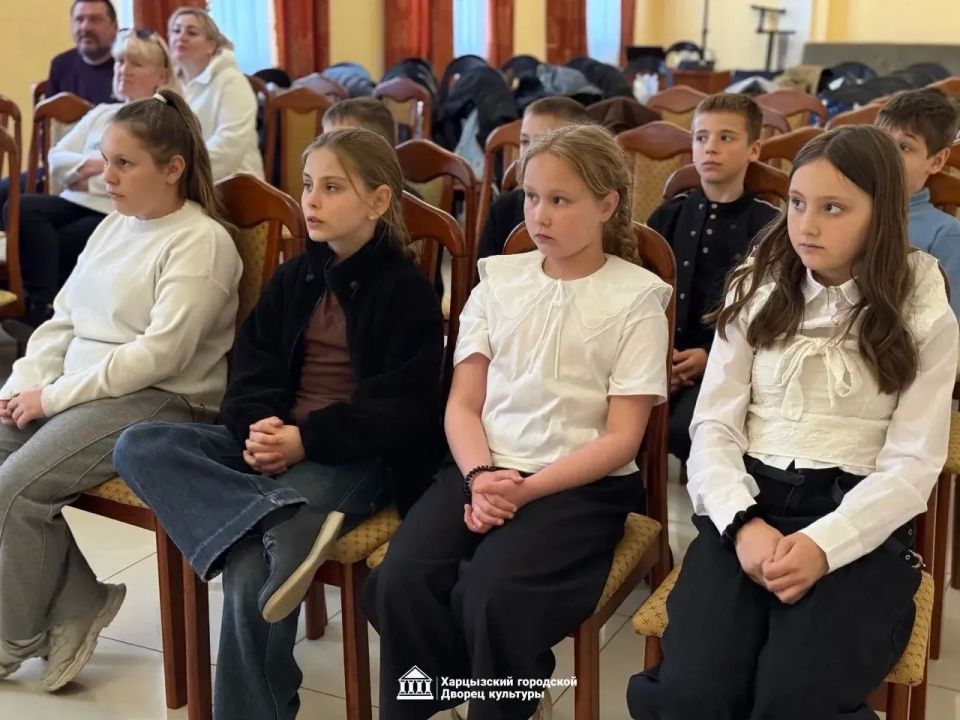 17 апреля, в Международный день денег, в Харцызском городском Дворце культуры прошла познавательная игровая программа для учеников школ городского округа Харцызск 17 апреля, в Международный день денег, в Харцызском городском Дворце культуры прошла познавательная игровая программа для учеников школ городского округа Харцызск