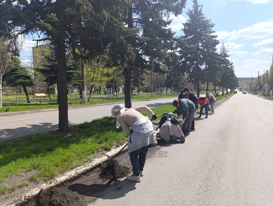 Единороссы провели день с пользой для города: по партпроекту "Донбасс - наш дом" в Снежном прошёл общегородской субботник Единороссы провели день с пользой для города: по партпроекту "Донбасс - наш дом" в Снежном прошёл общегородской субботник