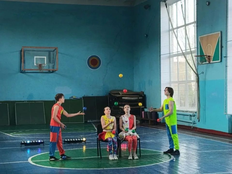«ЦИРК БЕЗ ГРАНИЦ». В период с 14 по 16 апреля 2026 года при использовании передвижного многофункционального культурного центра «Автоклуб» МБУ «ДК им. В. Маяковского г.о. Торез» прошёл цикл выездных мероприятий «Цирк без... «ЦИРК БЕЗ ГРАНИЦ». В период с 14 по 16 апреля 2026 года при использовании передвижного многофункционального культурного центра «Автоклуб» МБУ «ДК им. В. Маяковского г.о. Торез» прошёл цикл выездных мероприятий «Цирк без...