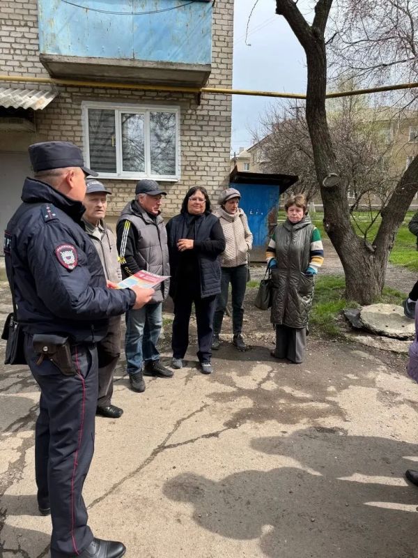 Полицейские приняли участие в сходе граждан Полицейские приняли участие в сходе граждан