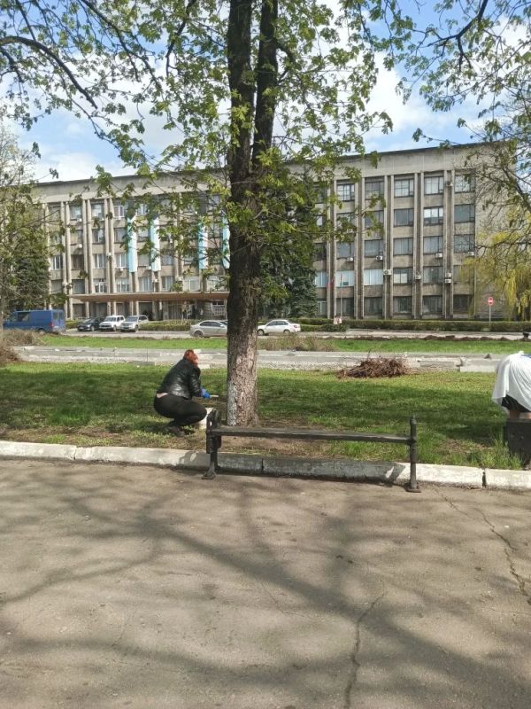 В рамках обще республиканского субботника сотрудники МБУ ЦКИД пробелили деревья аллеи возле ДДШИ и детской площадки В рамках обще республиканского субботника сотрудники МБУ ЦКИД пробелили деревья аллеи возле ДДШИ и детской площадки