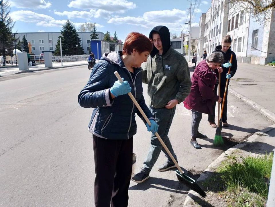 Единороссы провели день с пользой для города: по партпроекту "Донбасс - наш дом" в Снежном прошёл общегородской субботник Единороссы провели день с пользой для города: по партпроекту "Донбасс - наш дом" в Снежном прошёл общегородской субботник