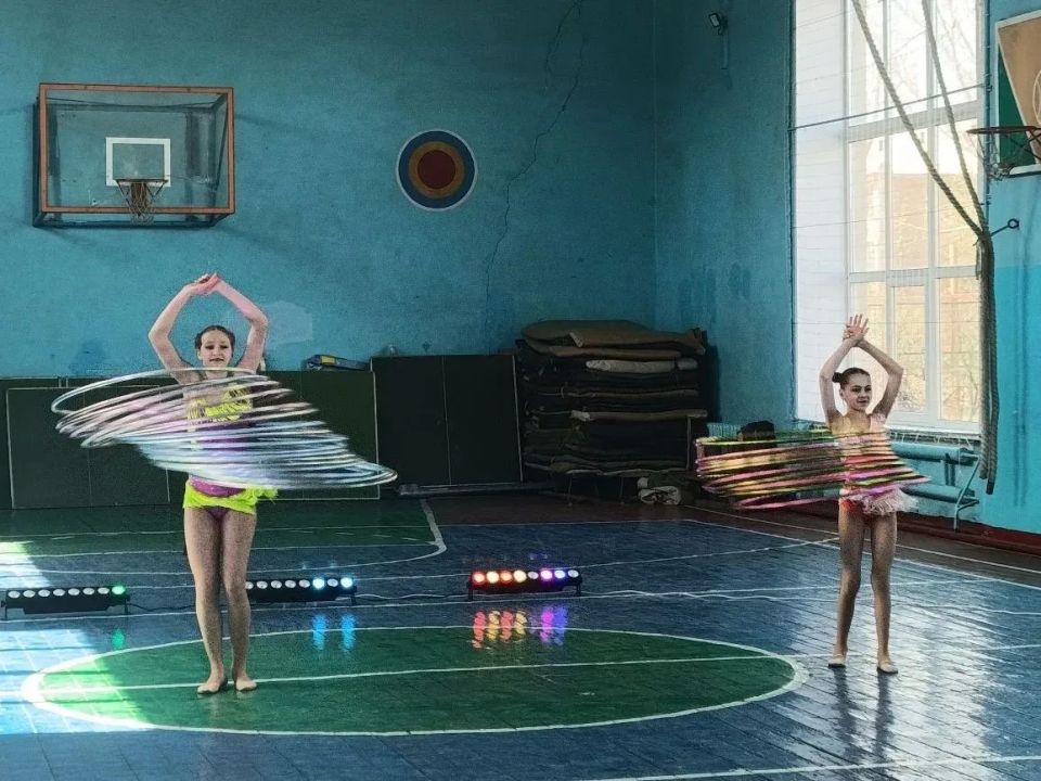 «ЦИРК БЕЗ ГРАНИЦ». В период с 14 по 16 апреля 2026 года при использовании передвижного многофункционального культурного центра «Автоклуб» МБУ «ДК им. В. Маяковского г.о. Торез» прошёл цикл выездных мероприятий «Цирк без... «ЦИРК БЕЗ ГРАНИЦ». В период с 14 по 16 апреля 2026 года при использовании передвижного многофункционального культурного центра «Автоклуб» МБУ «ДК им. В. Маяковского г.о. Торез» прошёл цикл выездных мероприятий «Цирк без...