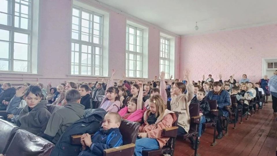 «ЦИРК БЕЗ ГРАНИЦ». В период с 14 по 16 апреля 2026 года при использовании передвижного многофункционального культурного центра «Автоклуб» МБУ «ДК им. В. Маяковского г.о. Торез» прошёл цикл выездных мероприятий «Цирк без... «ЦИРК БЕЗ ГРАНИЦ». В период с 14 по 16 апреля 2026 года при использовании передвижного многофункционального культурного центра «Автоклуб» МБУ «ДК им. В. Маяковского г.о. Торез» прошёл цикл выездных мероприятий «Цирк без...