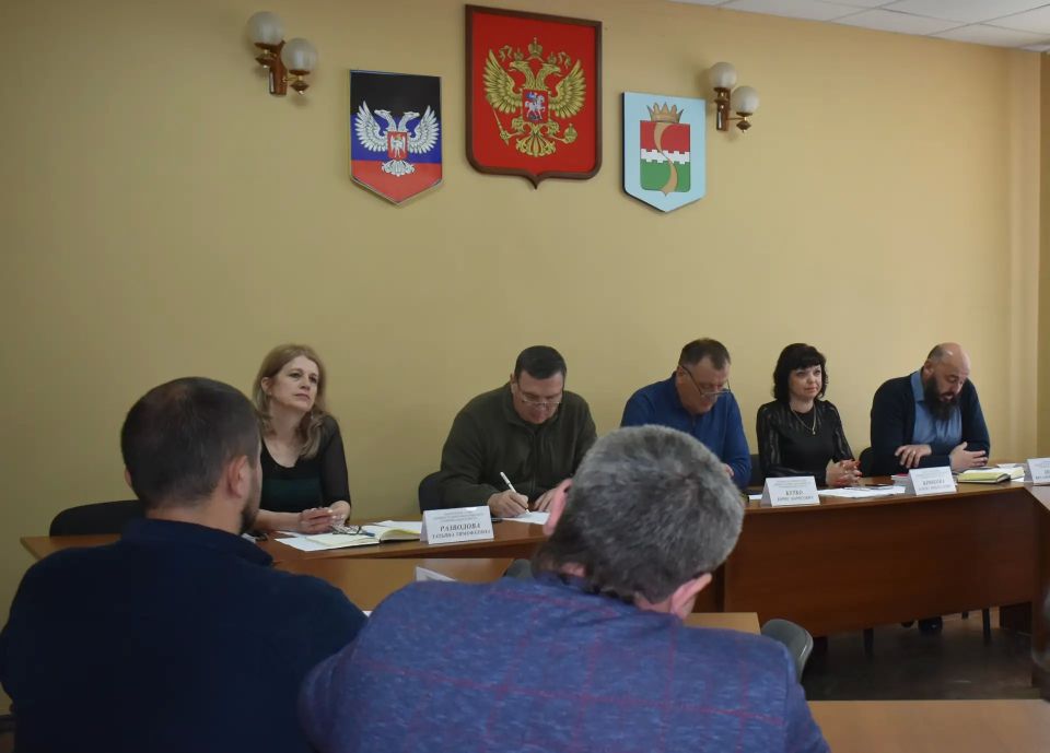 В администрации Амвросиевского муниципального округа состоялся круглый стол с представителями коммунальных предприятий, молодежного сектора, общественного совета, подрядной организации, в ходе которого обсудили направления... В администрации Амвросиевского муниципального округа состоялся круглый стол с представителями коммунальных предприятий, молодежного сектора, общественного совета, подрядной организации, в ходе которого обсудили направления...