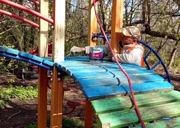 Иван Адамец: Специалисты Единого регионального фонда по обслуживанию МКД с заботой о детях проводят плановую покраску детских площадок Иван Адамец: Специалисты Единого регионального фонда по обслуживанию МКД с заботой о детях проводят плановую покраску детских площадок