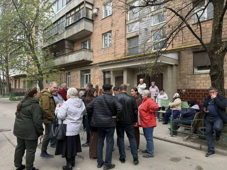 Сегодня, 17 апреля, первый заместитель руководителя Управы Ворошиловского внутригородского района Евтеев Андрей совместно с депутатом Донецкого городского Совета Ткаченко Сергеем провели встречу с населением Сегодня, 17 апреля, первый заместитель руководителя Управы Ворошиловского внутригородского района Евтеев Андрей совместно с депутатом Донецкого городского Совета Ткаченко Сергеем провели встречу с населением