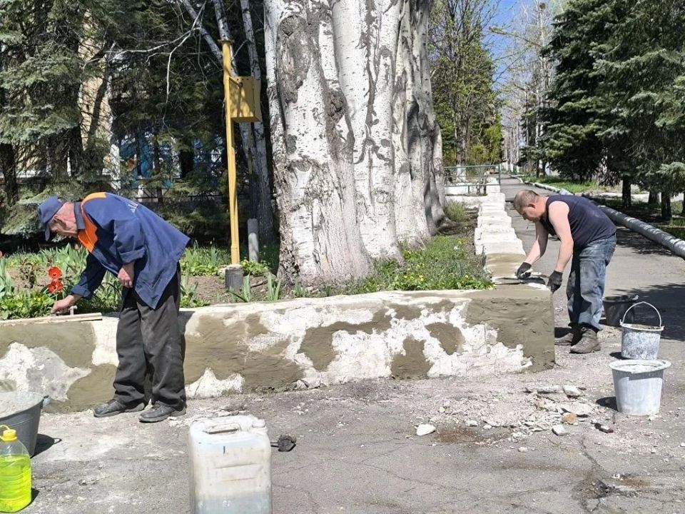 В рамках месячника по благоустройству памятников, посвящённого сохранению памяти о героической истории нашего города МБУ "Благоустройство" продолжает работы по благоустройству культурного наследия городского округа Торез В рамках месячника по благоустройству памятников, посвящённого сохранению памяти о героической истории нашего города МБУ "Благоустройство" продолжает работы по благоустройству культурного наследия городского округа Торез