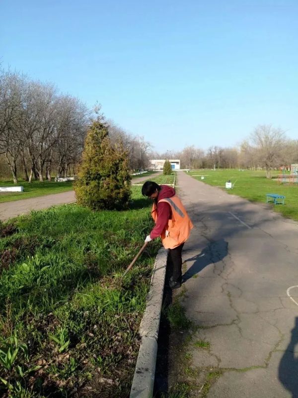 Коммунальщики Снежного продолжают благоустраивать территории общего пользования Коммунальщики Снежного продолжают благоустраивать территории общего пользования