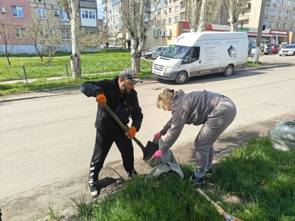 Единороссы провели день с пользой для города: по партпроекту "Донбасс - наш дом" в Снежном прошёл общегородской субботник Единороссы провели день с пользой для города: по партпроекту "Донбасс - наш дом" в Снежном прошёл общегородской субботник