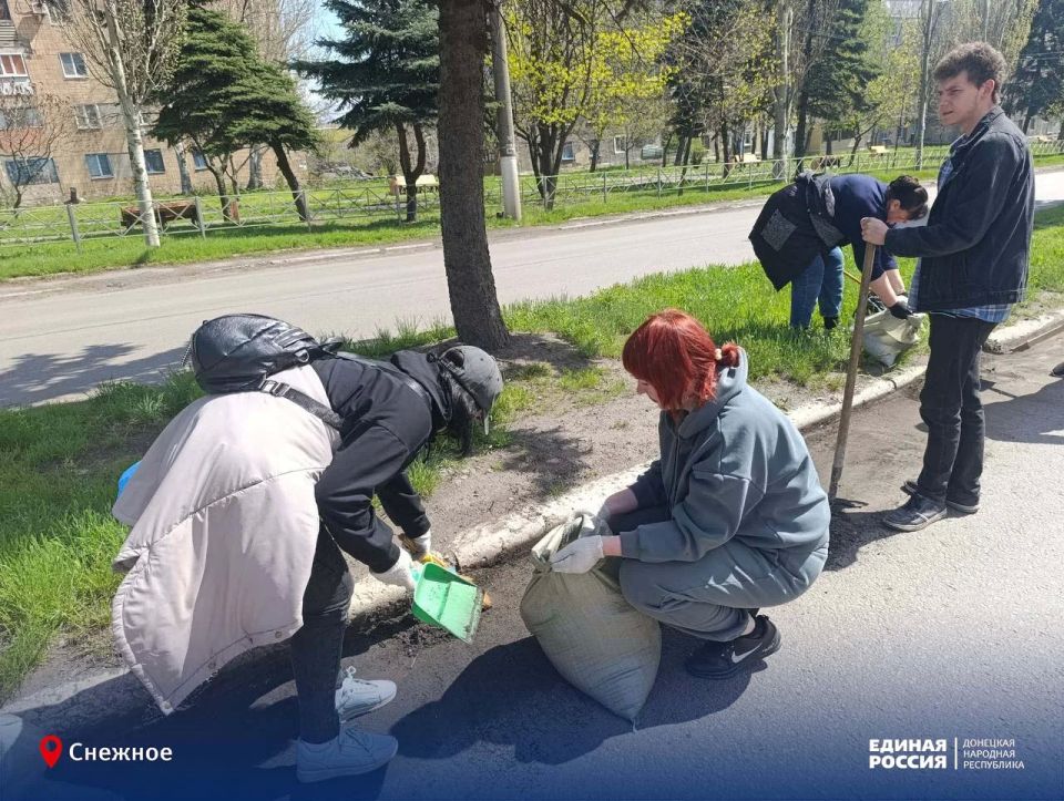 Снежное выбирает чистоту: как прошёл общегородской субботник Снежное выбирает чистоту: как прошёл общегородской субботник