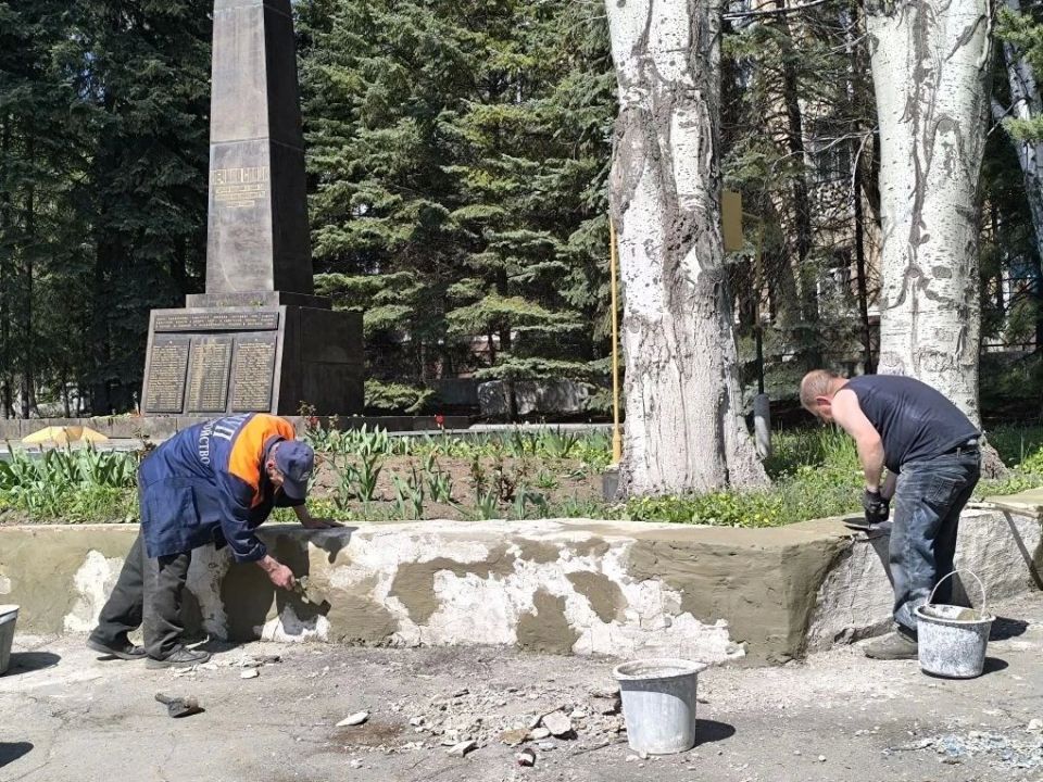 В рамках месячника по благоустройству памятников, посвящённого сохранению памяти о героической истории нашего города МБУ "Благоустройство" продолжает работы по благоустройству культурного наследия городского округа Торез В рамках месячника по благоустройству памятников, посвящённого сохранению памяти о героической истории нашего города МБУ "Благоустройство" продолжает работы по благоустройству культурного наследия городского округа Торез
