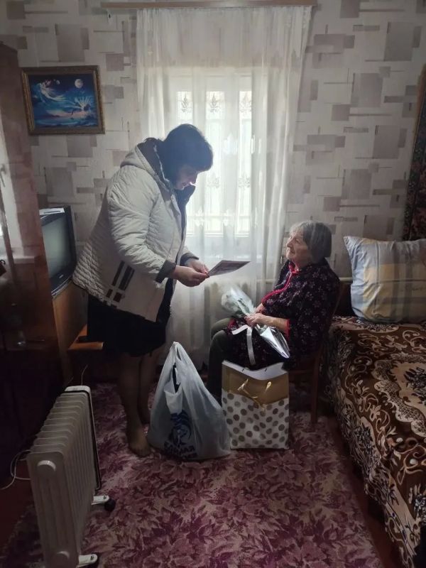 Жизнь отдала детям. В рамках партийного проекта «Старшее поколение» исполнительный секретарь местного отделения партии «Единая Россия» Тосхопаран Наталья Михайловна с теплотой и уважением поздравила с 94-м днём рождения... Жизнь отдала детям. В рамках партийного проекта «Старшее поколение» исполнительный секретарь местного отделения партии «Единая Россия» Тосхопаран Наталья Михайловна с теплотой и уважением поздравила с 94-м днём рождения...