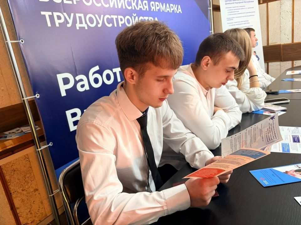 Будущие выпускники Ждановки на ярмарке трудоустройства Будущие выпускники Ждановки на ярмарке трудоустройства