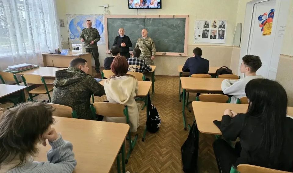 Дмитрий Огилец провел урок мужества в донецкой школе в преддверии четвертой годовщины освобождения Мариуполя Дмитрий Огилец провел урок мужества в донецкой школе в преддверии четвертой годовщины освобождения Мариуполя