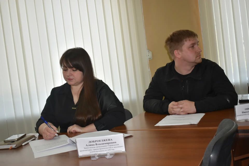 В администрации Амвросиевского муниципального округа состоялся круглый стол с представителями коммунальных предприятий, молодежного сектора, общественного совета, подрядной организации, в ходе которого обсудили направления... В администрации Амвросиевского муниципального округа состоялся круглый стол с представителями коммунальных предприятий, молодежного сектора, общественного совета, подрядной организации, в ходе которого обсудили направления...