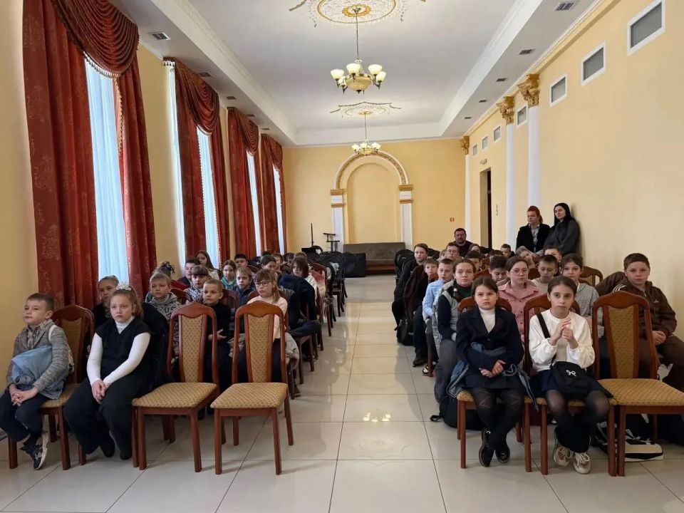 17 апреля в конференц-зале Харцызского городского Дворца культуры состоялся кинопоказ, объединивший поколения 17 апреля в конференц-зале Харцызского городского Дворца культуры состоялся кинопоказ, объединивший поколения